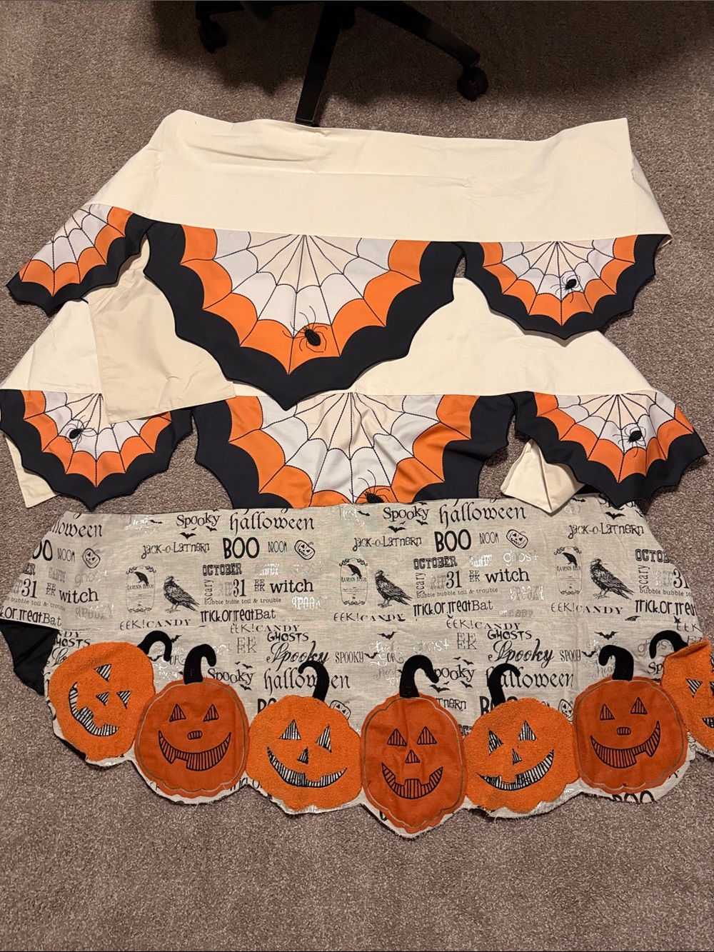 Halloween Table Covers & Garland
